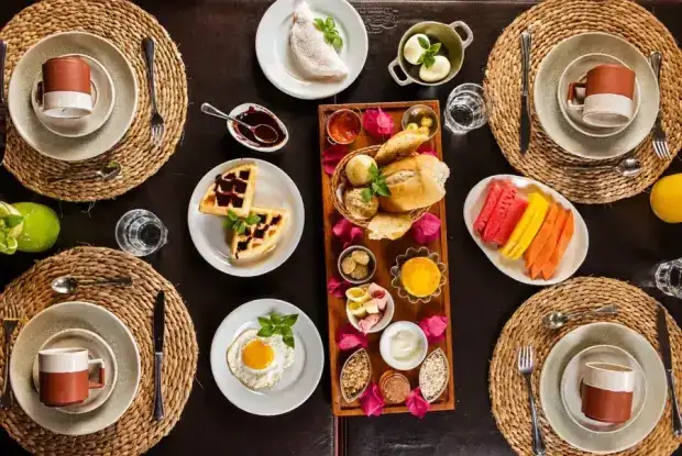 Café da manhã do Rancho das Dunas, frutas regionais, pães e cuscuz