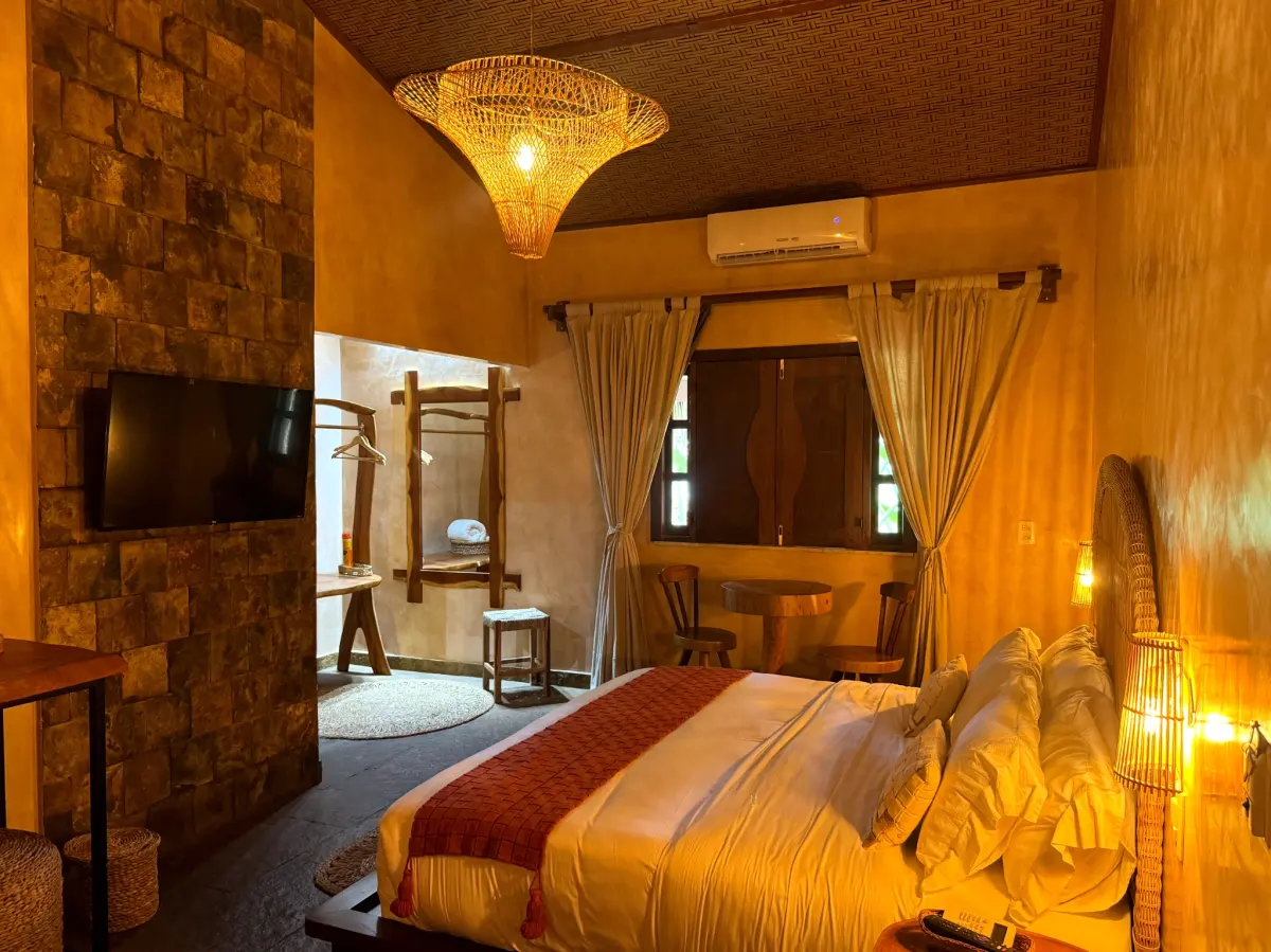 Chalé Duplo Premium do Rancho das Dunas, ambiente do quarto com cama king e iluminação aconchegante