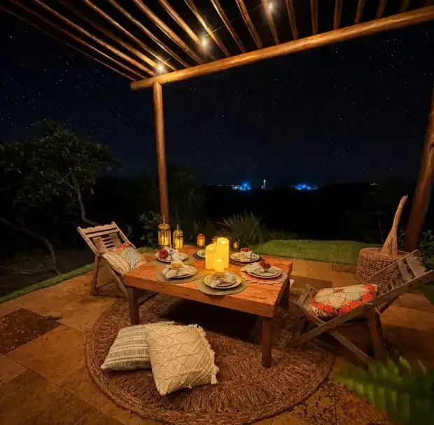 Mesa posta no mirante do Rancho das Dunas ao pôr do sol, vista pras dunas