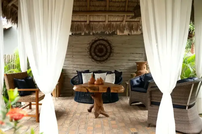 Sala de estar do gazebo com móveis em madeira e fibras naturais