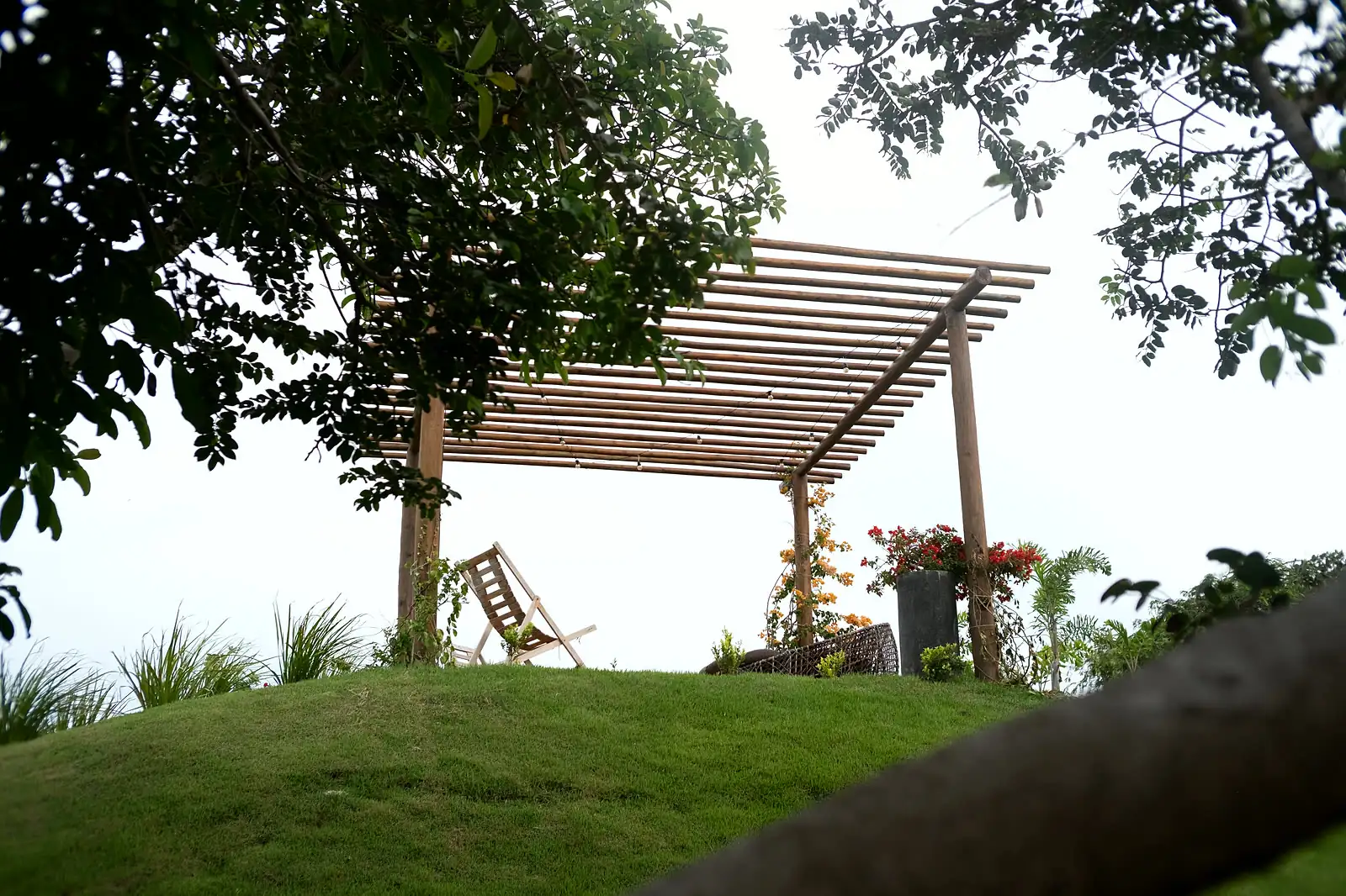 Pergolado do mirante visto do jardim do Rancho