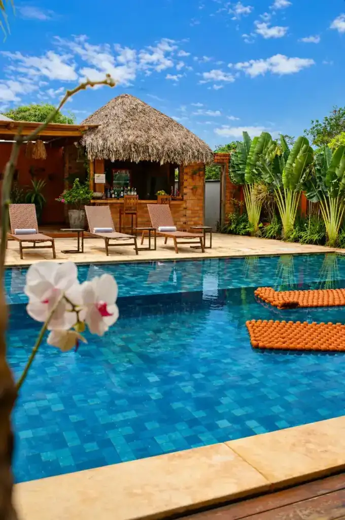 Piscina do Rancho com bar, espreguiçadeiras e jardim em dia ensolarado