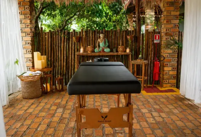 Espaço de massagem do Rancho com decoração acolhedora e jardim ao redor